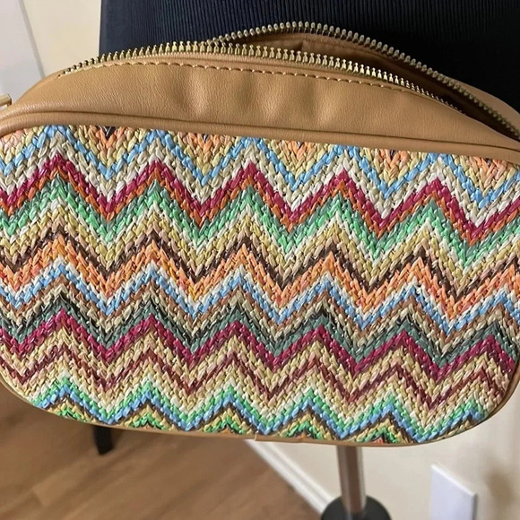 Crossi crossbody multicolor EUC - Picture 2 of 4